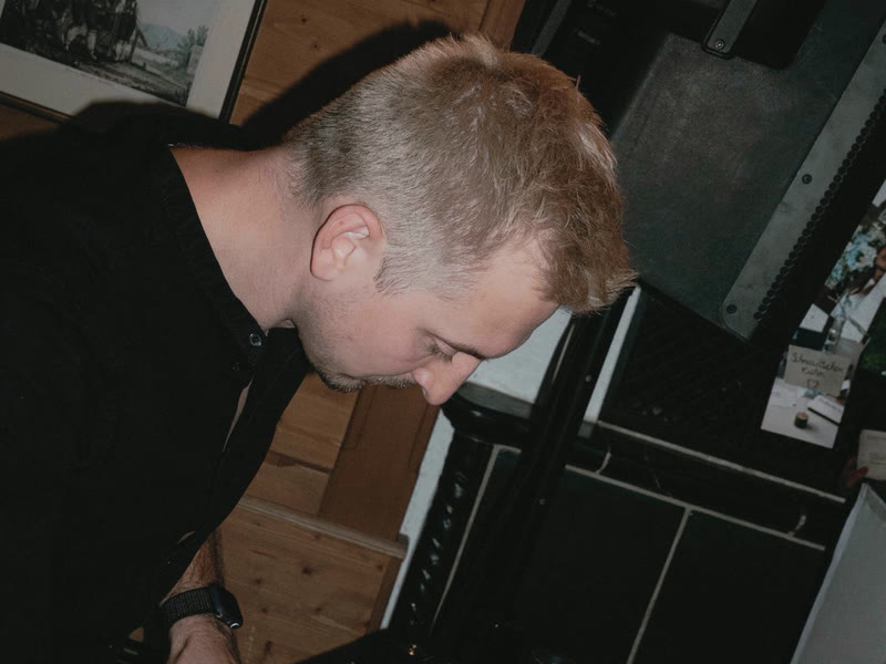 Andreas Stefani am Mischpult während einer privaten Feier