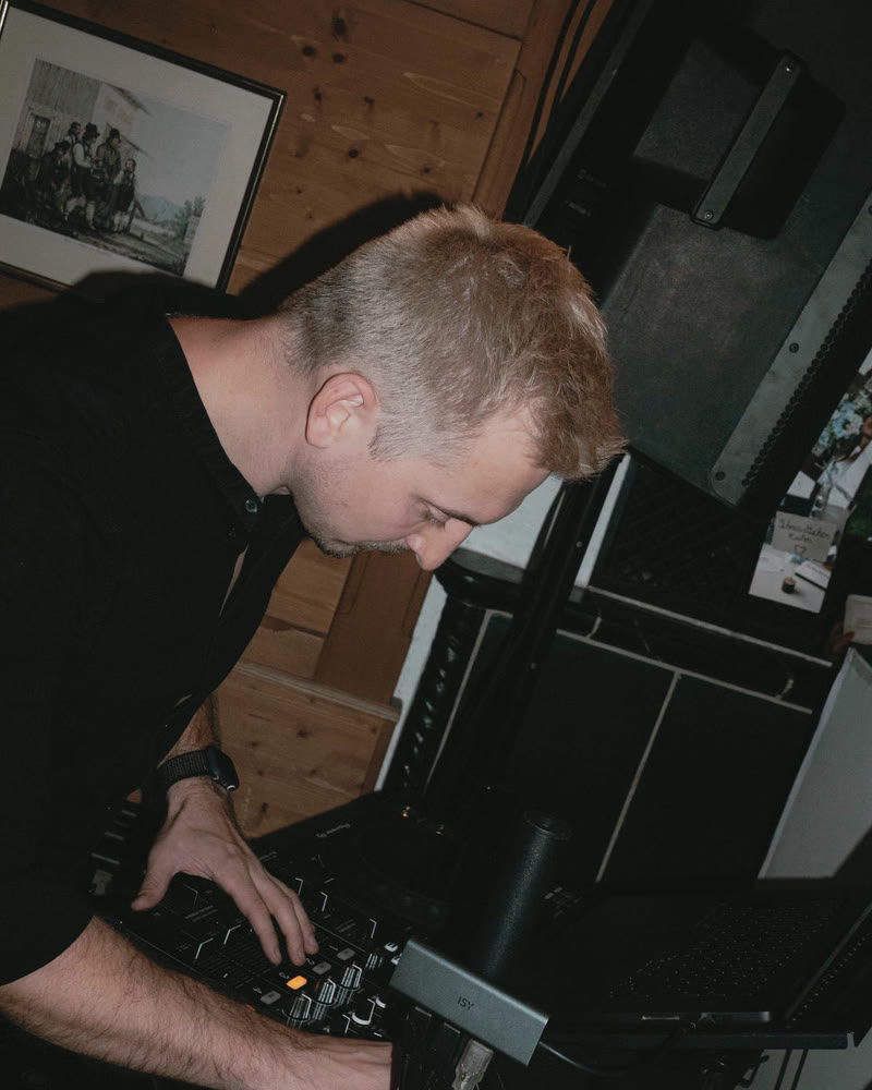 Andreas Stefani am Mischpult während einer privaten Feier