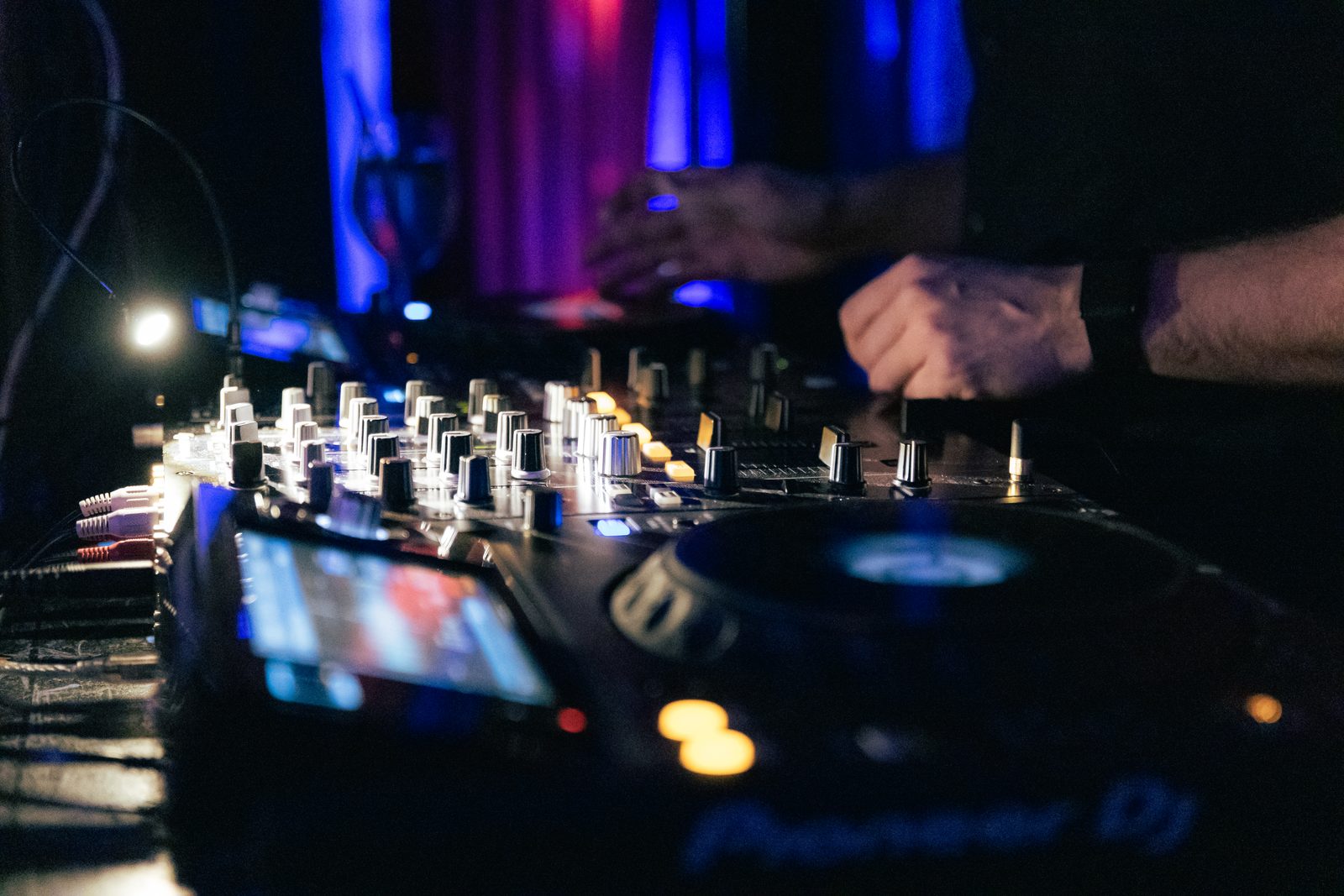 Andreas Stefani am DJ-Pult während eines Events